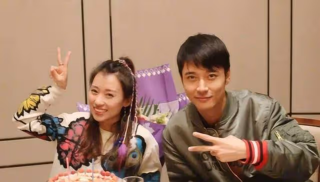 張丹峰離婚後首曬視頻，吃烤全羊心情大好，評論區被「畢瀅」刷屏