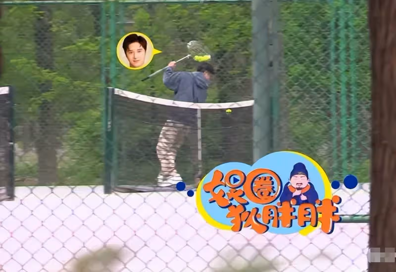 田亮陪女兒網球場練球,邊開直播邊當「球童」,15歲森碟身高搶鏡