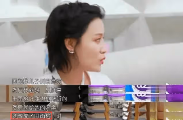田亮陪女兒網球場練球,邊開直播邊當「球童」,15歲森碟身高搶鏡