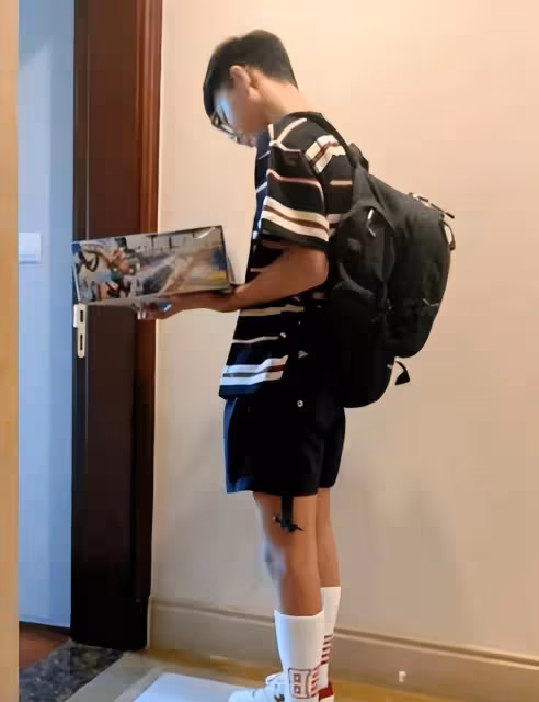 白百何帶兒子現身,身材挺拔,氣質出眾 元寶和她的身高一樣長