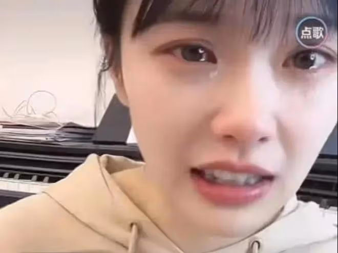幼師黃老師超越原創桃子老師,唱進了老爺們的心,網暴後流淚不止