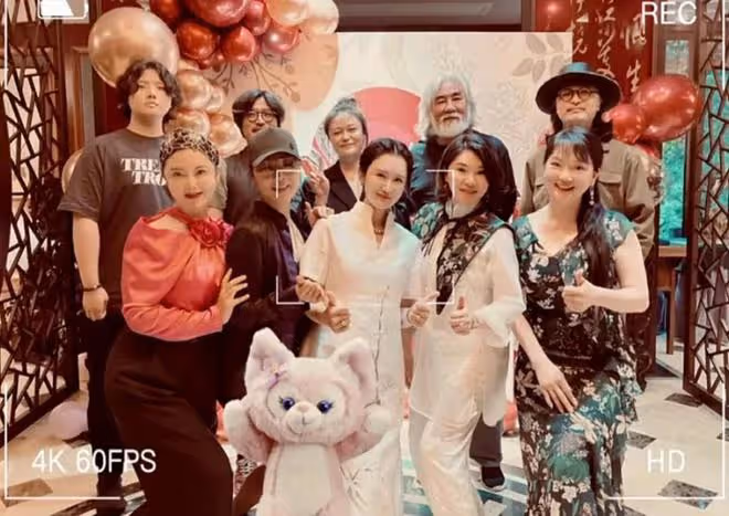 張紀中:妻子過生日,罕見三代同框合影,丈母娘比自己還小十幾歲