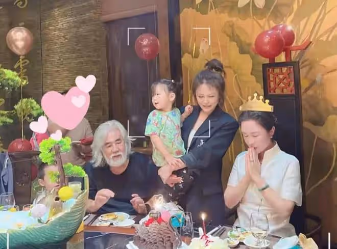 張紀中:妻子過生日,罕見三代同框合影,丈母娘比自己還小十幾歲