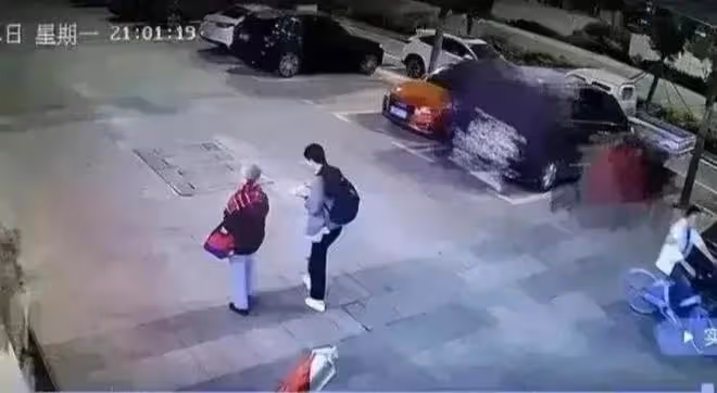 「插隊婆孫」:吃米粉全程被跟拍,兩人衣服沒換,還是被認出來了