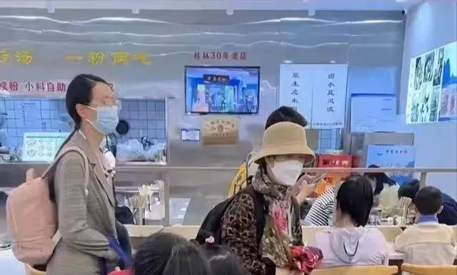 「插隊婆孫」:吃米粉全程被跟拍,兩人衣服沒換,還是被認出來了