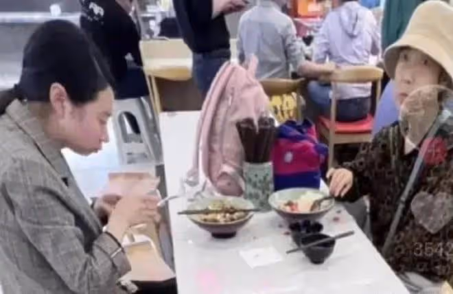 「插隊婆孫」:吃米粉全程被跟拍,兩人衣服沒換,還是被認出來了