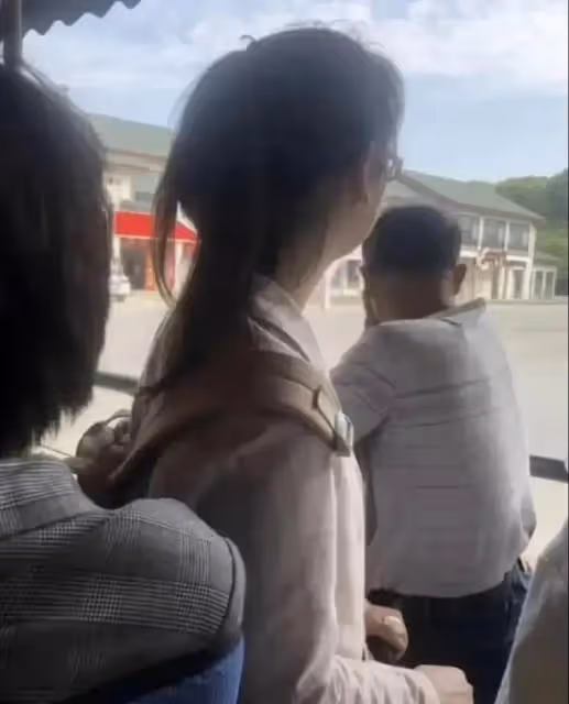 「插隊婆孫」:吃米粉全程被跟拍,兩人衣服沒換,還是被認出來了