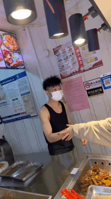 淄博鴨頭哥氣到落淚!店鋪封停,營業額狂跌,18萬客流都光看不買