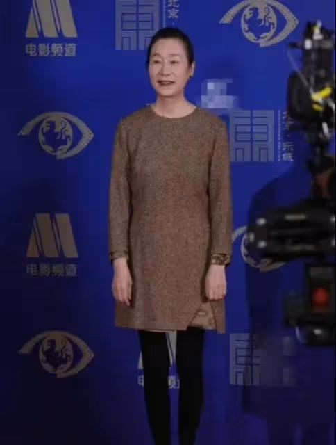 倪萍陶紅為奚美娟頒獎，兩位頒獎人臉僵不自然，與奚美娟對比鮮明
