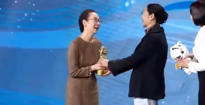 倪萍陶紅為奚美娟頒獎，兩位頒獎人臉僵不自然，與奚美娟對比鮮明