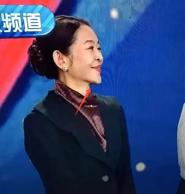 倪萍陶紅為奚美娟頒獎，兩位頒獎人臉僵不自然，與奚美娟對比鮮明