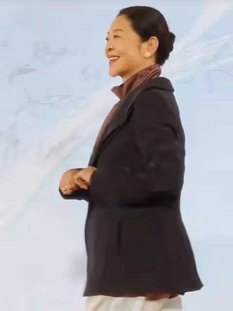 倪萍陶紅為奚美娟頒獎，兩位頒獎人臉僵不自然，與奚美娟對比鮮明