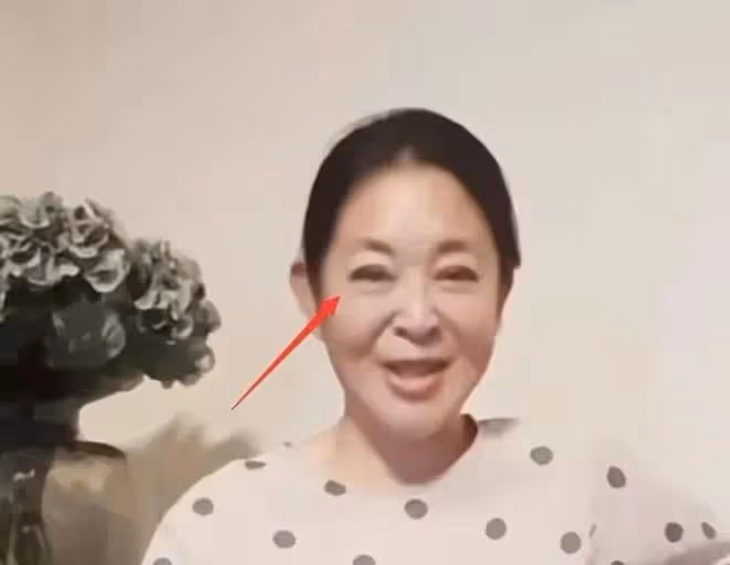 倪萍陶紅為奚美娟頒獎,兩位頒獎人臉僵不自然,與奚美娟對比鮮明