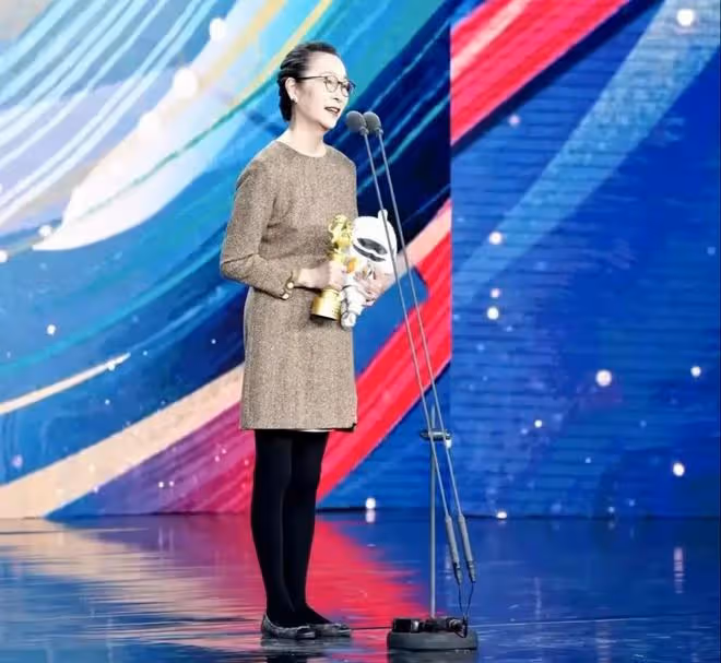 倪萍陶紅為奚美娟頒獎,兩位頒獎人臉僵不自然,與奚美娟對比鮮明