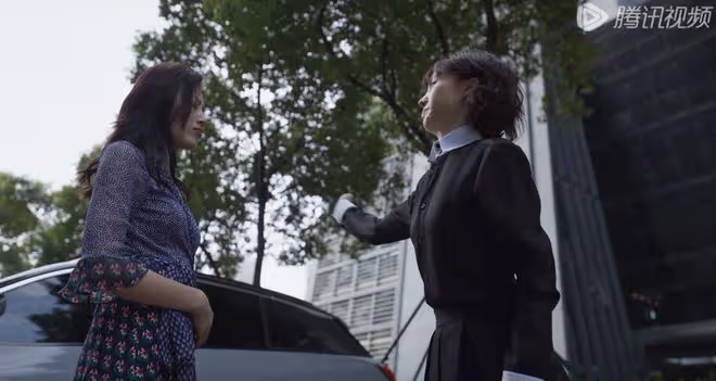 《平凡之路》左娜媽媽戀愛腦，比左大建出軌女兒的閨蜜更氣人！