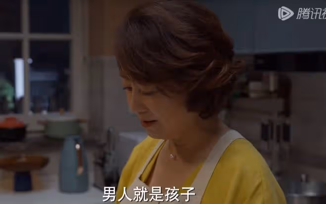 《平凡之路》左娜媽媽戀愛腦，比左大建出軌女兒的閨蜜更氣人！