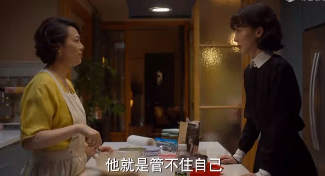 《平凡之路》左娜媽媽戀愛腦，比左大建出軌女兒的閨蜜更氣人！