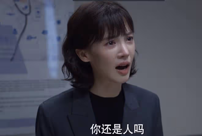 《平凡之路》左娜媽媽戀愛腦，比左大建出軌女兒的閨蜜更氣人！