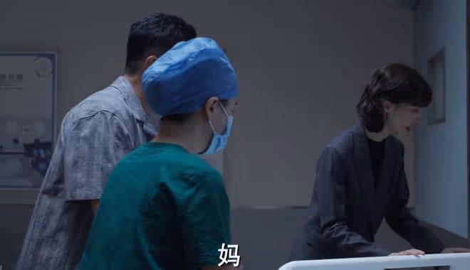 《平凡之路》左娜媽媽戀愛腦，比左大建出軌女兒的閨蜜更氣人！