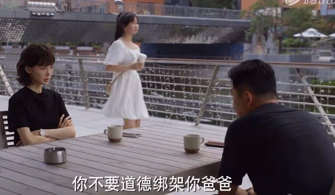 《平凡之路》左娜媽媽戀愛腦，比左大建出軌女兒的閨蜜更氣人！
