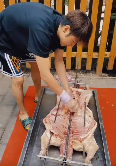 張丹峰婚變後喝酒吃肉開懷大笑，網友：這個表情太囂張