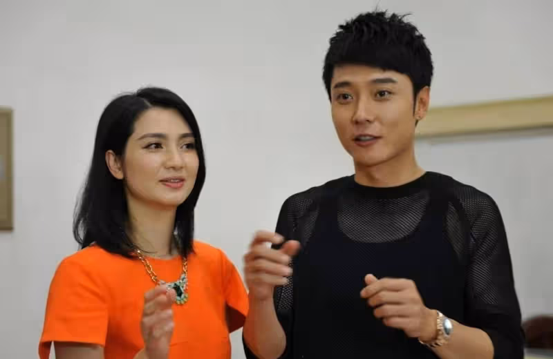 張丹峰婚變後喝酒吃肉開懷大笑，網友：這個表情太囂張