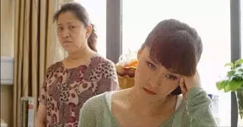 小姑子是啞巴,嫂子偷了錢栽贓給她,隔天收到銀行簡訊,含淚自首