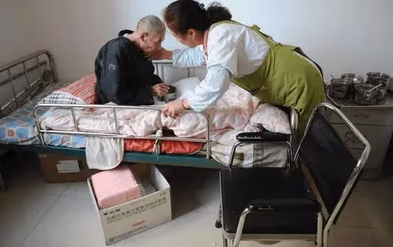 病父無人顧！我讓看護「一家三口都住進我家」管吃管住　沒想到「老父親的變化」震驚所有人
