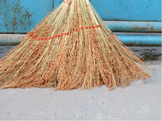 俗話說:「掃把遠離三處,兒孫才會富」,家裡的掃把千萬別放錯!