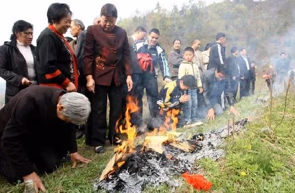 他每年給爺爺奶奶掃墓時,都會順手清理「隔壁沒墓碑的老墳」10年後正在掃墓時「一位老爺爺走向他」開口讓他震驚到說不出話