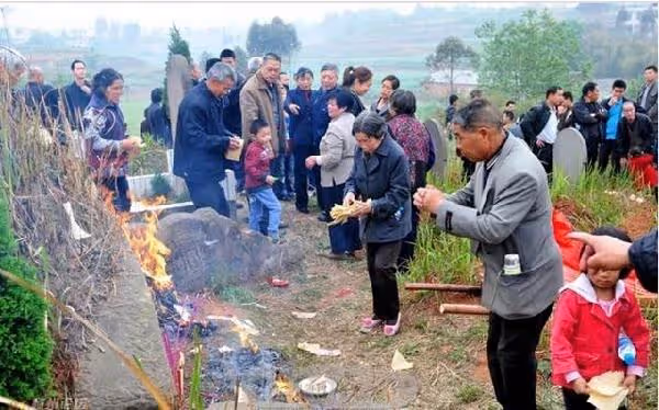 他每年給爺爺奶奶掃墓時,都會順手清理「隔壁沒墓碑的老墳」10年後正在掃墓時「一位老爺爺走向他」開口讓他震驚到說不出話