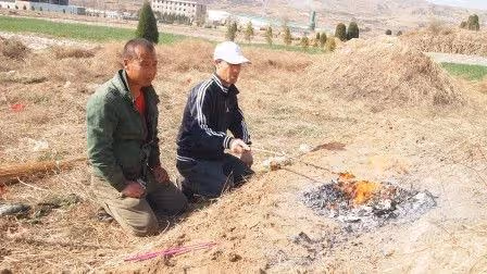 他每年給爺爺奶奶掃墓時,都會順手清理「隔壁沒墓碑的老墳」10年後正在掃墓時「一位老爺爺走向他」開口讓他震驚到說不出話