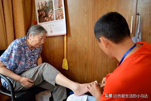 岳母來女兒家養老，48歲女婿拒絕：憑什麼她住家，我媽就住養老院