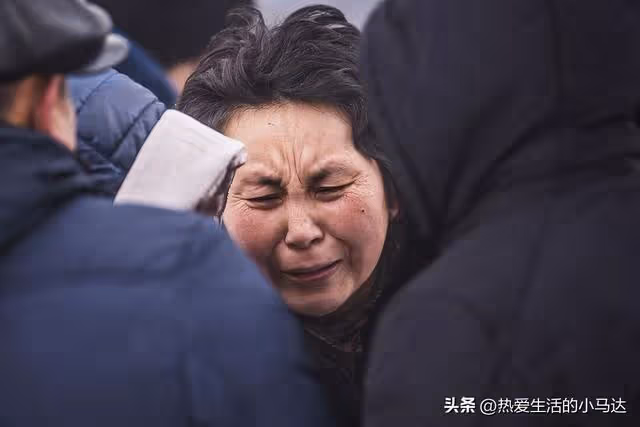 退休幫兒子帶娃4年,五一看到親家旅遊的朋友圈後,我當晚就走了