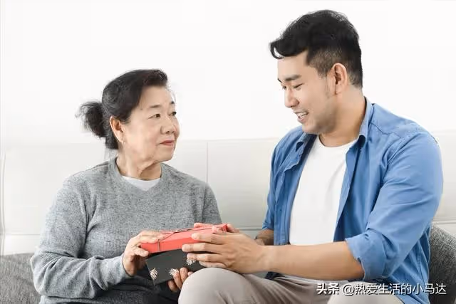 退休幫兒子帶娃4年,五一看到親家旅遊的朋友圈後,我當晚就走了