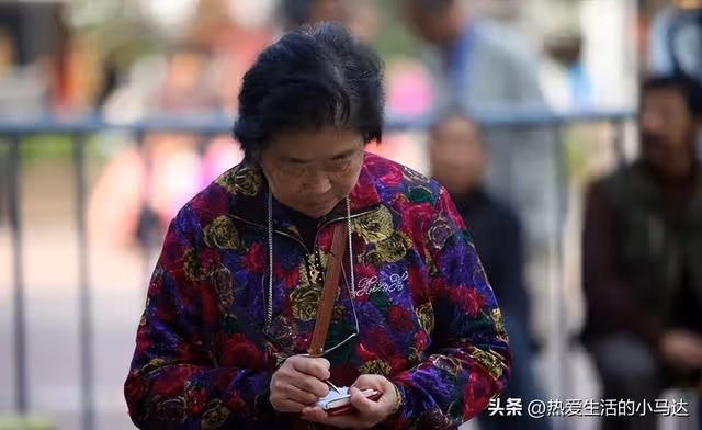 退休幫兒子帶娃4年,五一看到親家旅遊的朋友圈後,我當晚就走了
