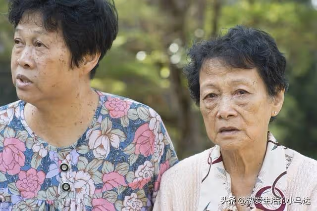 退休幫兒子帶娃4年,五一看到親家旅遊的朋友圈後,我當晚就走了