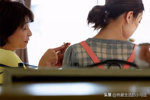 退休幫兒子帶娃4年,五一看到親家旅遊的朋友圈後,我當晚就走了