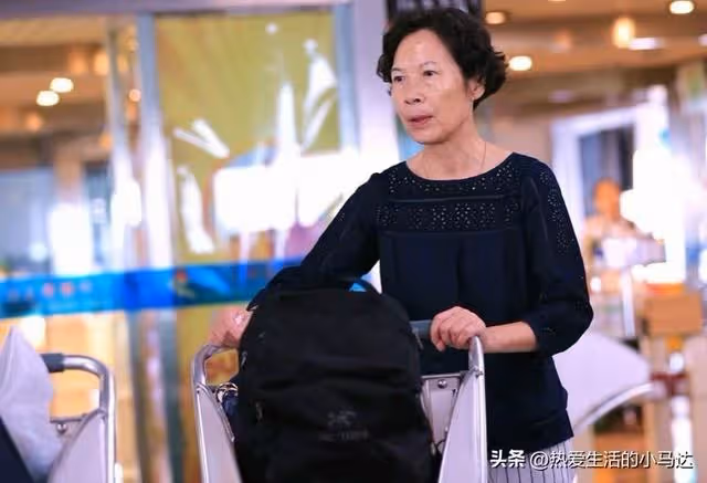 退休幫兒子帶娃4年,五一看到親家旅遊的朋友圈後,我當晚就走了