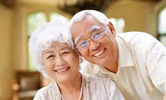 中年婦女偷腥,老頭一言不發,慘遭報應:日為夫妻夜為鄰居