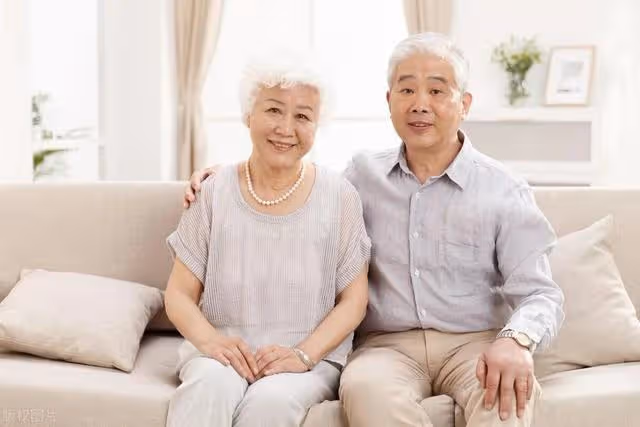 中年婦女偷腥,老頭一言不發,慘遭報應:日為夫妻夜為鄰居