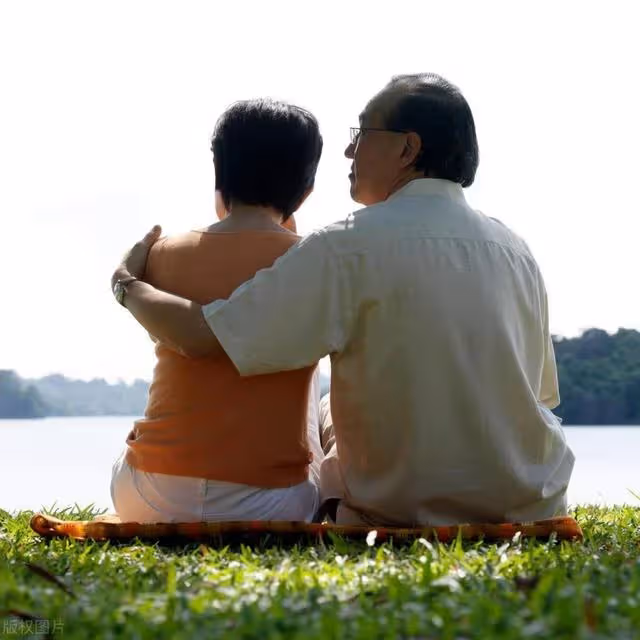 中年婦女偷腥,老頭一言不發,慘遭報應:日為夫妻夜為鄰居