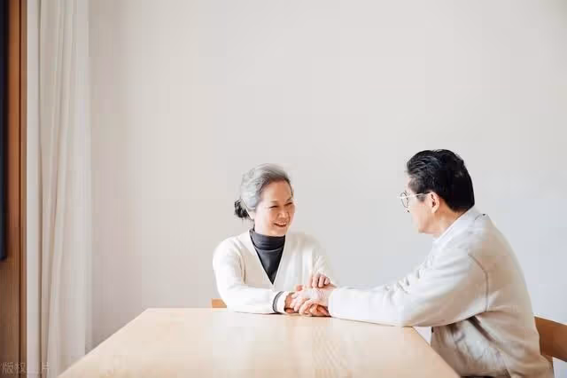 中年婦女偷腥,老頭一言不發,慘遭報應:日為夫妻夜為鄰居