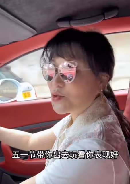 好恩愛！知名港星曬百萬名車被嘲吃軟飯，其太太點贊留言低調護夫