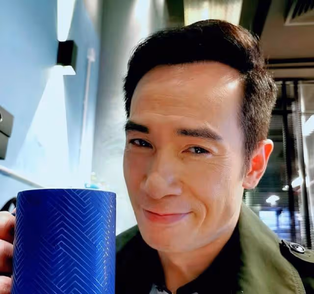 TVB知名男星髮際線後移明顯，兩鬢微白顯滄桑，網友：男神也老了