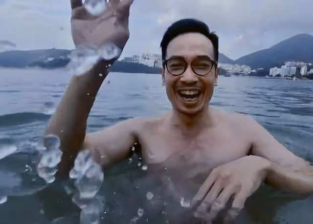 TVB知名男星髮際線後移明顯，兩鬢微白顯滄桑，網友：男神也老了