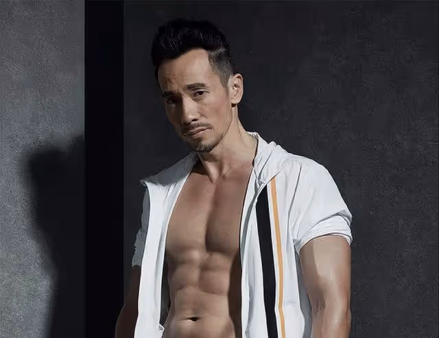 TVB知名男星髮際線後移明顯，兩鬢微白顯滄桑，網友：男神也老了