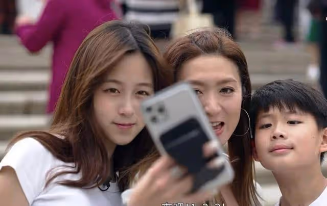 驚艷！TVB女星曬與子女合照，14歲女兒顏值高，被要求原地出道