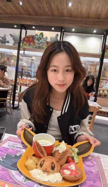 驚艷！TVB女星曬與子女合照，14歲女兒顏值高，被要求原地出道