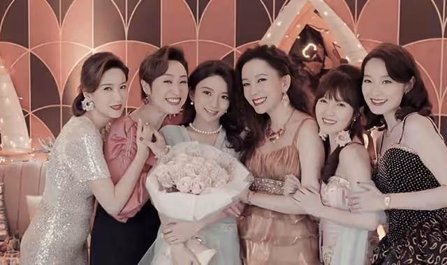 香港知名女星復出拍劇，化濃妝穿嫵媚旗袍出鏡，吻戲床戲尺度大